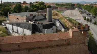 <b>INCOMPIUTO </b>Il bastione Maiano con la discussa torre realizzata nellambito dei restauri bloccati da due anni 