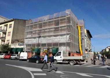 Il cantiere in piazza della Libertà, a sinistra l’assessore Giamila Carli
