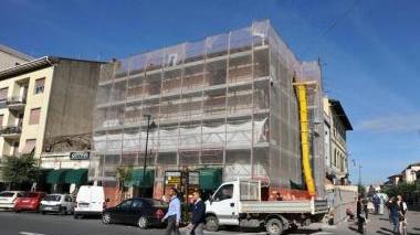Il cantiere in piazza della Libertà, a sinistra l’assessore Giamila Carli