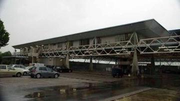 <b>L’ESTERNO.</b> La struttura e il grande parcheggio di fronte