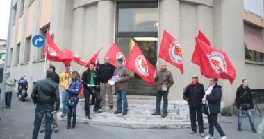 Prc manifesta contro i media poco risalto al corteo della Fiom