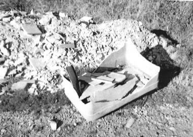 Discarica di rifiuti edili nei campi 