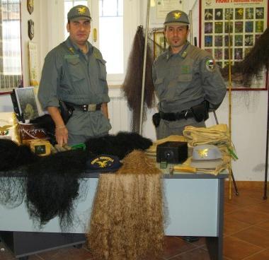 Gli agenti del Cfs con le reti sequestrate 