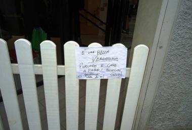 Il cartello affisso davanti al negozio 
