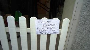 Il cartello affisso davanti al negozio