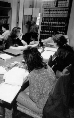 Studenti in biblioteca 