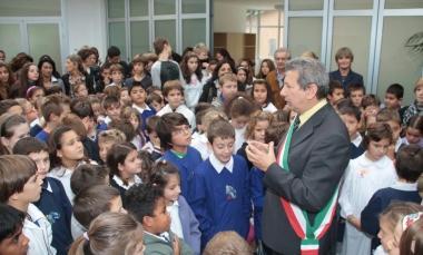 <b>INAUGURAZIONE.</b> Il sindaco Cerulli tra i ragazzi 