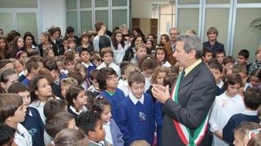 <b>INAUGURAZIONE.</b> Il sindaco Cerulli tra i ragazzi