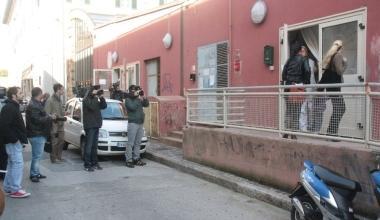 Cameramen e giornalisti fuori dallasilo  