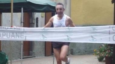Graziano Poli taglia il traguardo e un ristoro per gli atleti che devono bere birra