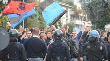 <b>LUCCA</b> La polizia sorveglia il corteo pacifico dei pisani