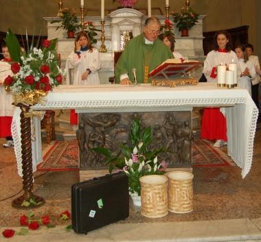 Don Angelo Falchi e la valigia portata sullaltare 