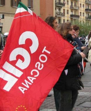 Bandiere Cgil durante una manifestazione   