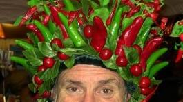 Una bellissima e fantasiosa acconciatura fatta con varietà di peperoncino
