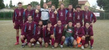 Sopra il bomber Andrea Faraoni in abiti borghesi e a destra la formazione del Monterappoli 