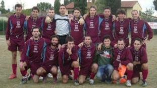 Sopra il bomber Andrea Faraoni in abiti “borghesi” e a destra la formazione del Monterappoli