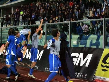 Finisce in gloria per lEmpoli Ecco gli azzurri mentre celebrano il trionfo nel derby col popolo della Maratona 