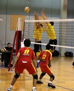 <b>VOLLEY</b> Un muro del Cus e, in alto, la presentazione della nuova stagione degli Ospedalieri                