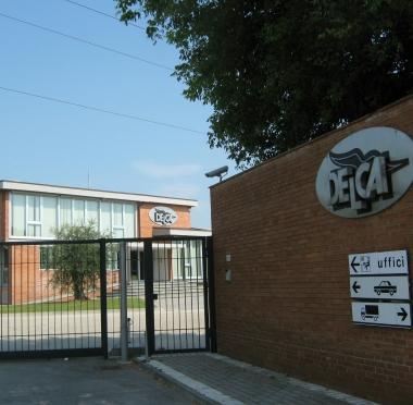 Il consigliere comunale di maggioranza Omar Retini; in alto lesterno dellazienda Delca a Lugnano 