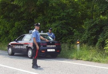 Il 71enne privo di patente e su unauto rubata &egrave; incappato nellalt dei carabinieri  