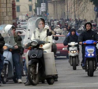 Via Galilei: folla di ragazzi in sella al motorino 