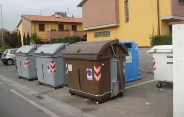 Cassonetti per la raccolta differenziata in Valdera 