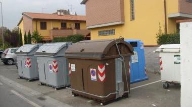 Cassonetti per la raccolta differenziata in Valdera