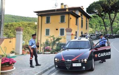 Carabinieri davanti a Villa Gigliola: l&igrave; Mamma Ebe esercitava la sua attivit&agrave; 
