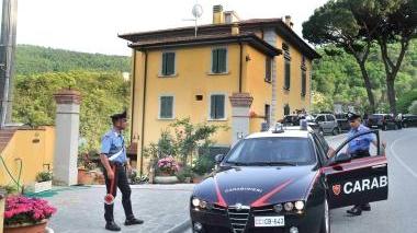 Carabinieri davanti a Villa Gigliola: lì Mamma Ebe esercitava la sua attività