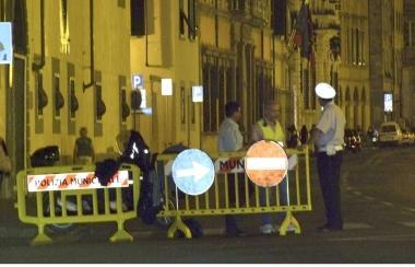 Vigili urbani che lo stop al traffico sui Lungarni sia rispettato 