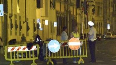 Vigili urbani che lo stop al traffico sui Lungarni sia rispettato