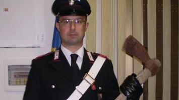 Un carabiniere con l’ascia sequestrata