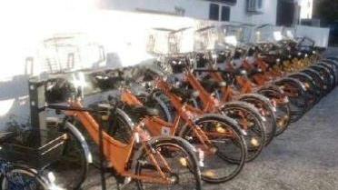 Postazione di bike sharing nella zona portuale di Portoferraio