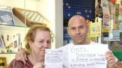 <strong>SUPER VINCITA.</strong> La signora Rossella con il figlio Alan titolari della Tabaccheria Pezzini di piazza Lemmetti a Lido