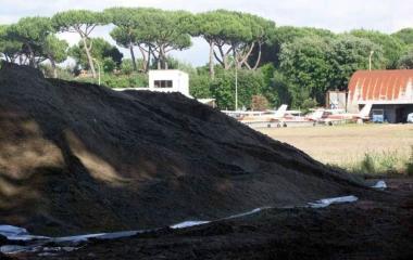 <b>I CUMULI.</b> La sabbia dragata e stoccata allaeroporto di Cinquale 