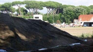 <b>I CUMULI.</b> La sabbia dragata e stoccata all’aeroporto di Cinquale