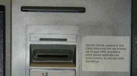 Sopra due immagini dello sportello manomesso