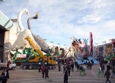 A destra la Cittadella del Carnevale: sotto, lassessore Francesca Pardini    
