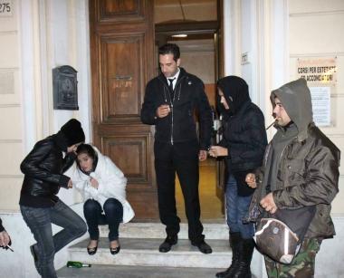<b>IL GRUPPO SI PREPARA A PASSARE LA NOTTE. </b>La Iena Viviani e le ragazze con giubbotti e coperte 