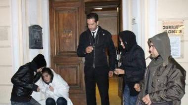 <b>IL GRUPPO SI PREPARA A PASSARE LA NOTTE. </b>La Iena Viviani e le ragazze con giubbotti e coperte