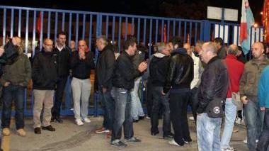 Operai davanti ai cancelli in attesa dell’esito dell’incontro di Roma