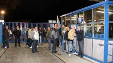 La portineria della Eaton, da ieri sera occupata dagli operai