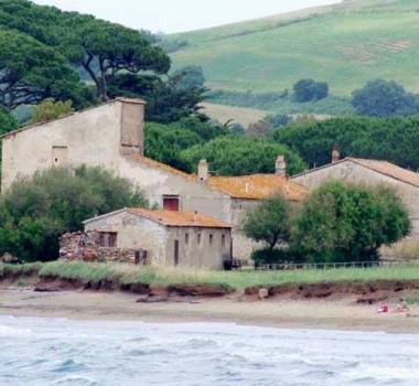 Lo splendido golfo di Baratti e, a sinistra, il podere del Casone e lattuale sede del Centro velico  