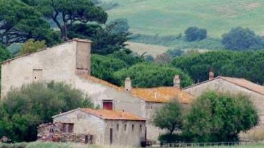 Lo splendido golfo di Baratti e, a sinistra, il podere del Casone e l’attuale sede del Centro velico