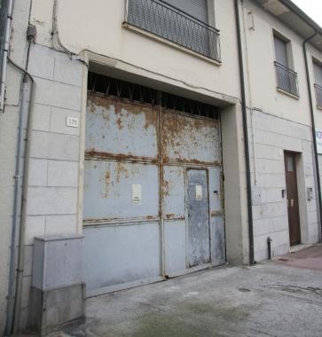 <b>SI CAMBIA.</b> A lato, via Coppino con lo stabile della Supply Service; un particolare dellingresso    