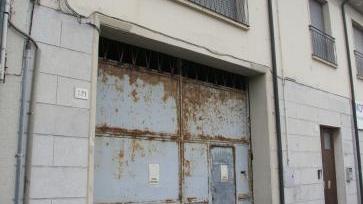 <b>SI CAMBIA.</b> A lato, via Coppino con lo stabile della Supply Service; un particolare dell’ingresso
