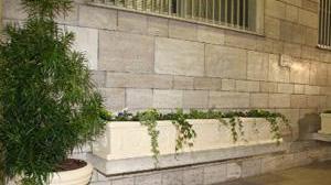 Panchine proibite sotto il Comune, fioriere contro i bivacchi