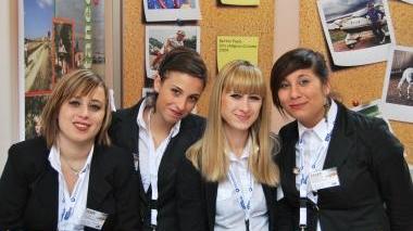 Le studentesse all’interno dello stand