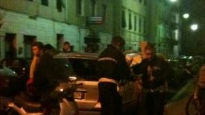 Scontro fra scooter gravi due giovani: uno sfonda un'auto