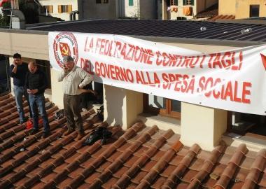Allocca sul tetto contro i tagli di Tremonti